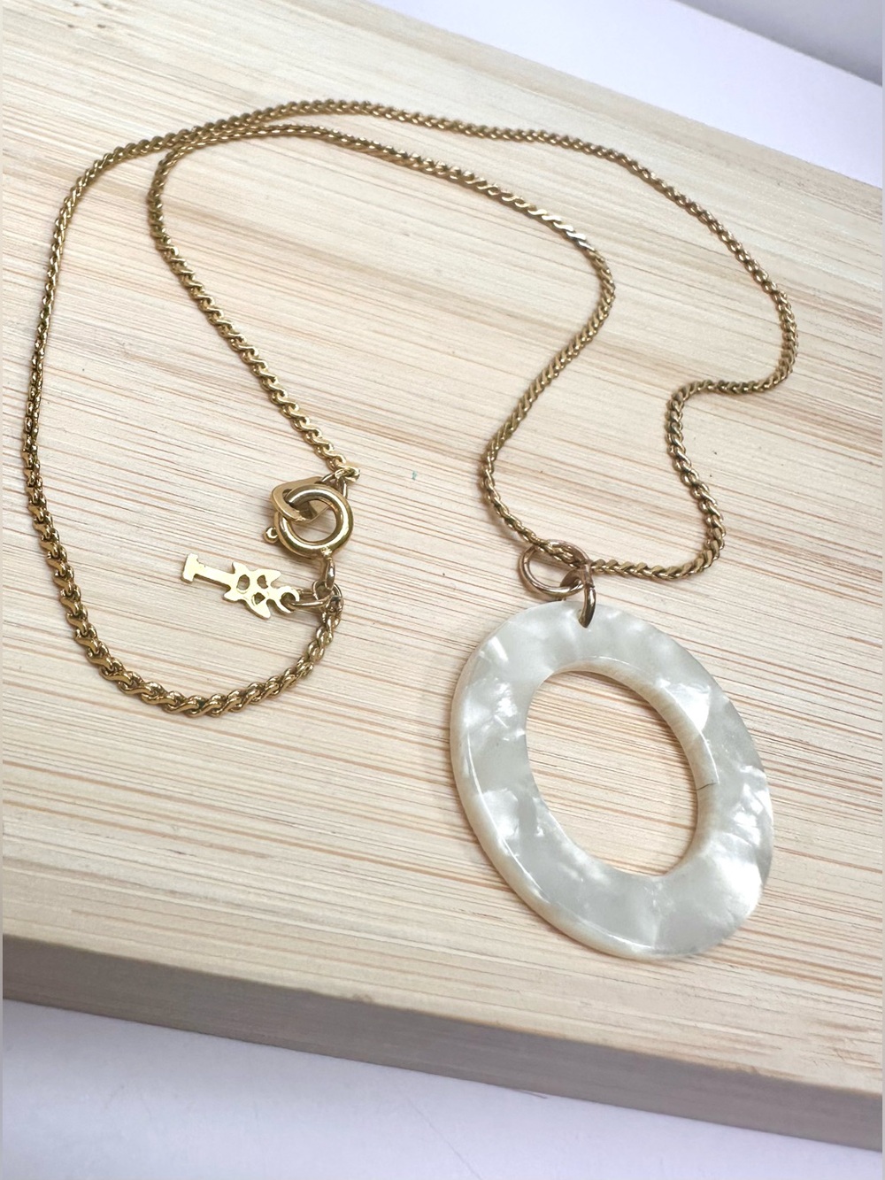 💛Vintage Trifari Gold Tone Chain with Pearlescent Pendant
